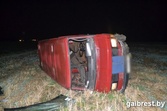 В Брестском районе пьяный водитель БМВ 21 августа вытолкнул в кювет попутный микроавтобус «Мерседес» - фото