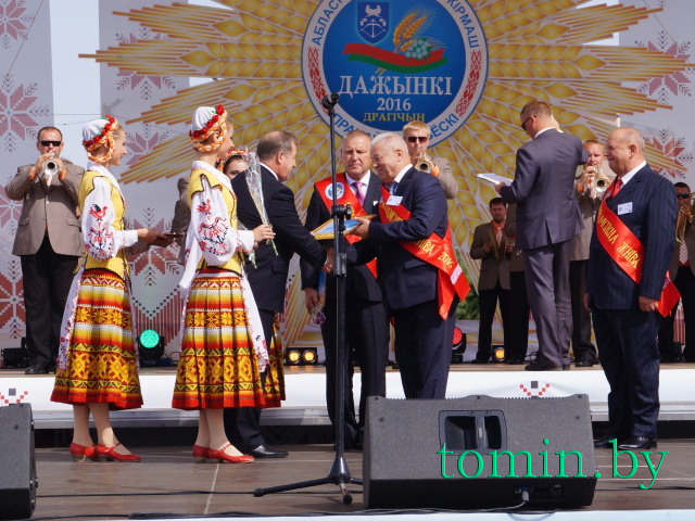 Чествование победителей жатвы Брестской области на «Дожинках» в Дрогичине. Фото Тамары ТИБОРОВСКОЙ.