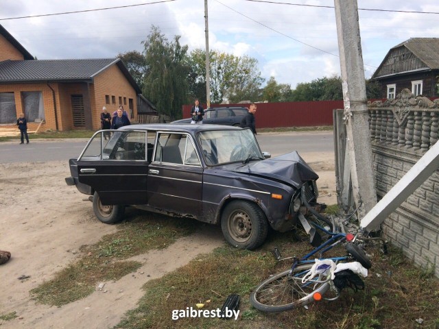 В д. Ольшаны Столинского района подросток на «Жигулях» врезался в столб и забор и сбил велосипедиста - фото