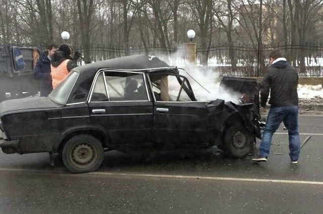В Бресте на Московской 24 января «Жигули» с мотором «Ауди» врезались в служебный ГАЗ - фото