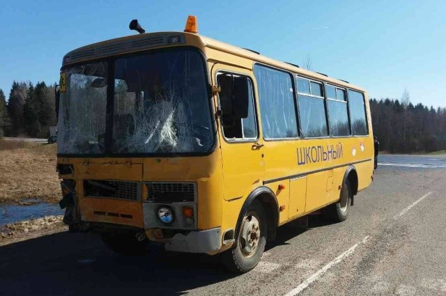 В Бешенковичском районе маршрутка опрокинулась после столкновения со школьным автобусом - фото