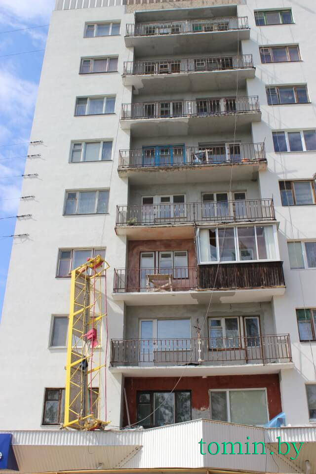 В Бресте на Шевченко с многоэтажки упала люлька с рабочими – фото
