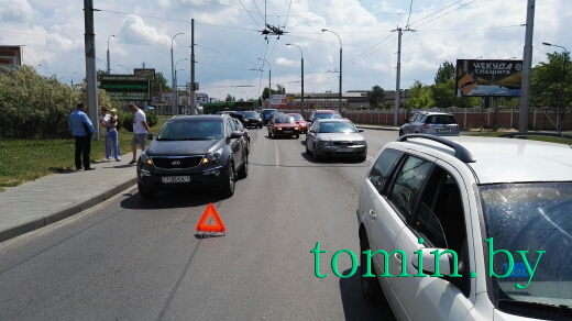 В Бресте на перекрестке оборвавшийся провод упал на автомобили и троллейбус - фото