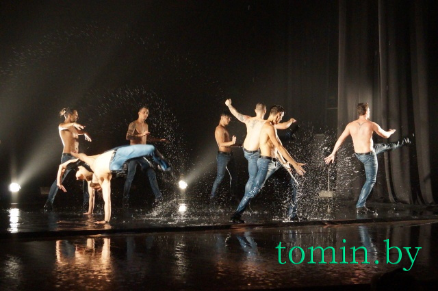 Шоу под дождем: в Бресте выступил театр танца «Искушение». Фото Тамары ТИБОРОВСКОЙ