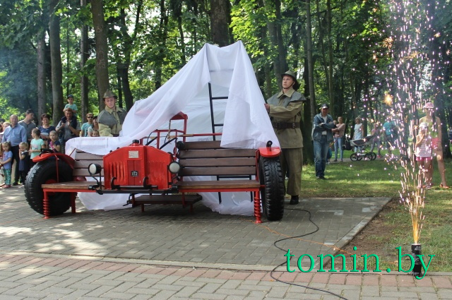 Пожарная машина-скамейка - новый арт-объект в брестском парке - фото 