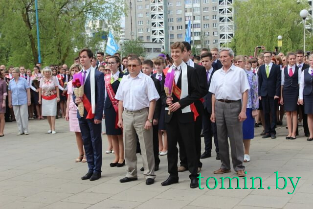 На фото слева - Павел Курач , справа - Никита Игнатюк. Посредине преподаватель Михаил Макоед, неоднократный обладатель почетного звания «Человек года» в области образования. 