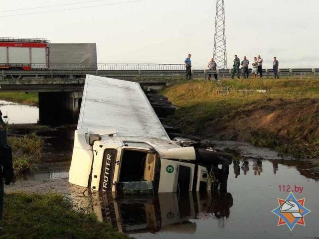В Кобринском районе грузовой «Вольво» съехал с трассы М1 и опрокинулся в мелиоративный канал - фото