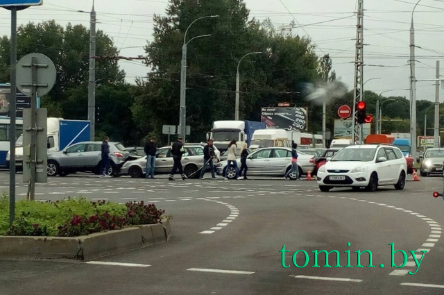 В Бресте на пересечении улиц Пионерской и Московской столкнулись четыре автомобиля - фото