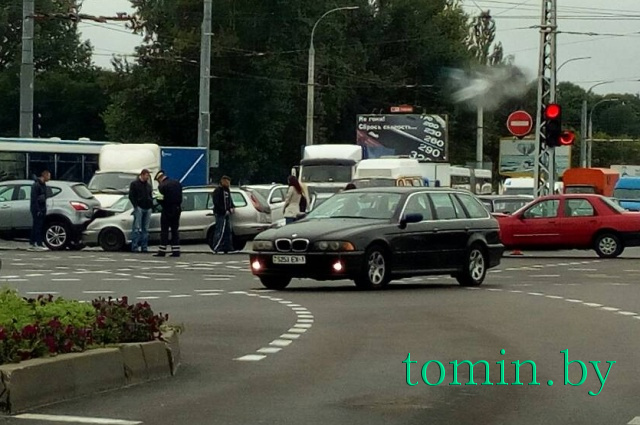 В Бресте на пересечении улиц Пионерской и Московской столкнулись четыре автомобиля - фото