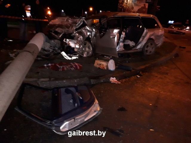ДТП в Бресте на перекрестке 28 Июля: пострадало 6 человек, осколки от машин разлетелись на 100 м - фото
