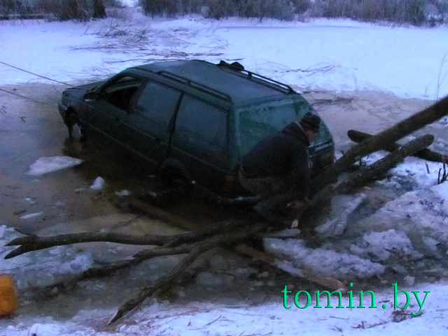 На Припяти «Фольксваген» проломил лед: житель Ольшан оштрафован за загрязнение поверхностных вод - фото