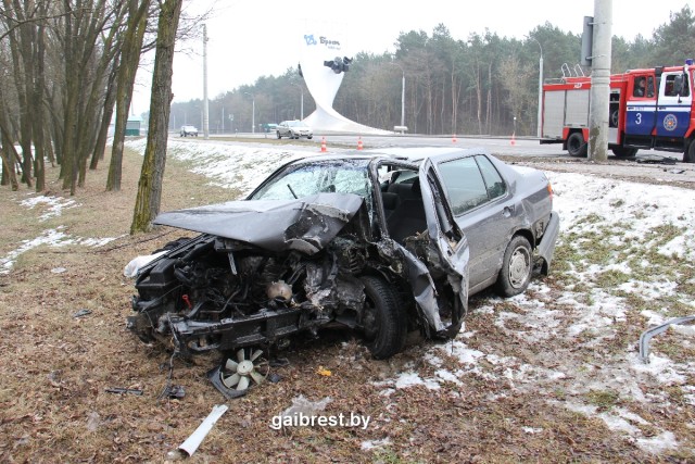 У стелы на въезде в Брест 8 марта насмерть разбился 32-летний водитель «Фольксвагена-Венто» - фото
