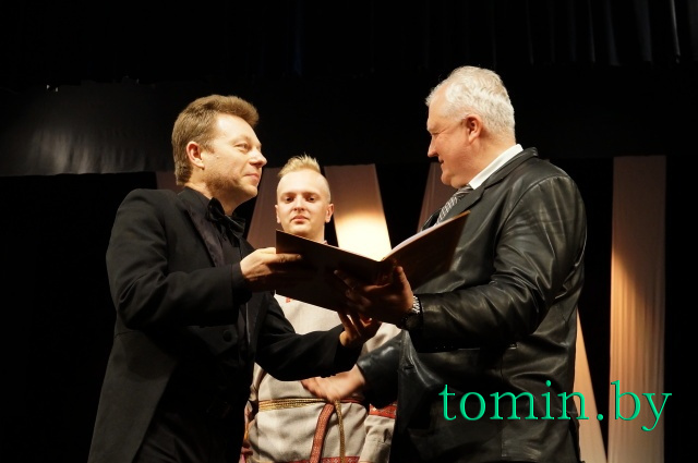 Сергей Панасюк вручает награды музыкантам оркестра БАТД. Фото Тамары ТИБОРОВСКОЙ