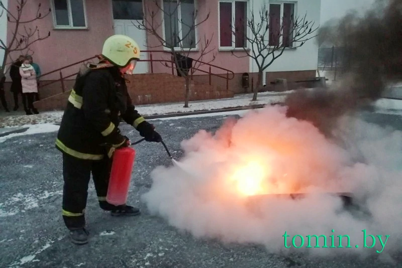 Работники предприятия Брестского района «переквалифицировались» в спасателей и тушили пожар