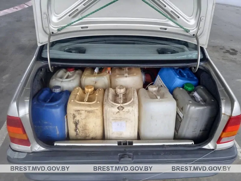 Жители Кобринского района по ночам воровали топливо из большегрузов