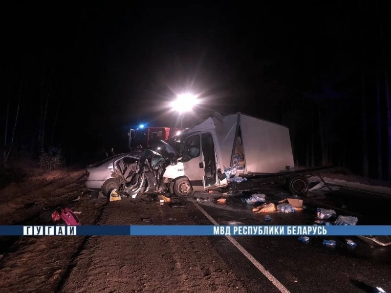 В Барановичском районе легковушка врезалась в грузовик: два человека погибли, пострадала 3-летняя девочка