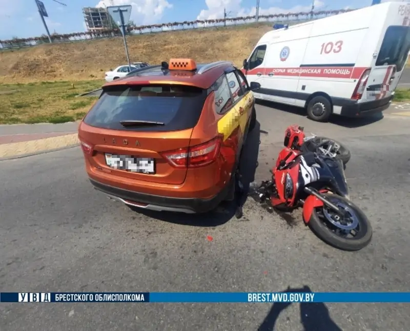 В Бресте такси не пропустило мотоцикл: водитель «Ямахи» в больнице