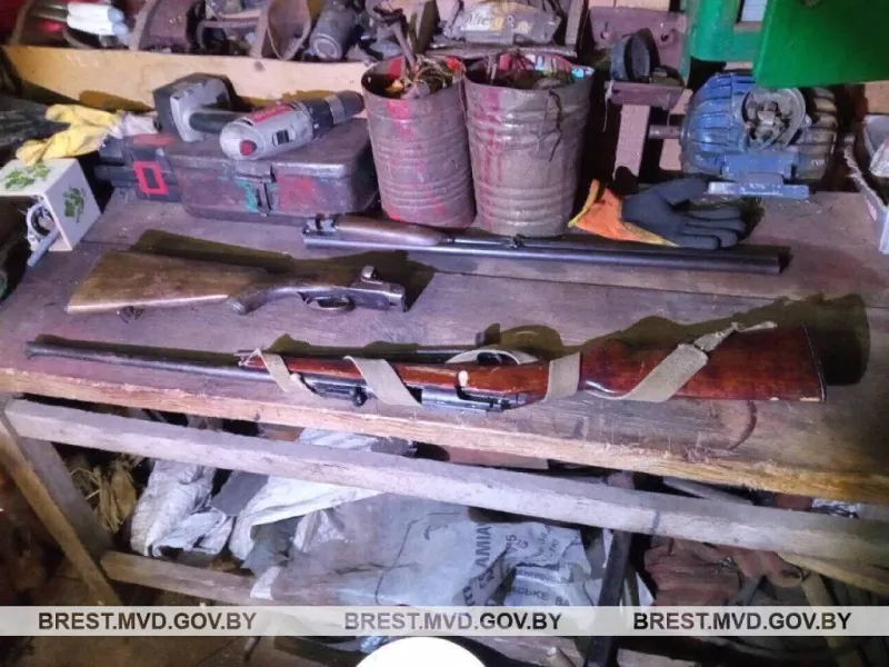 Незаконно хранившиеся оружие и боеприпасы изъяли у сельчан в Ивацевичском районе