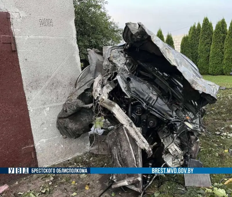 Брестский район: пьяный водитель на БМВ снес забор, врезался в машину и постройку