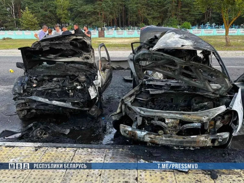 В Лельчицах такси «Ниссан» врезалось во встречный «Фольксваген»: пострадали пятеро детей, возбуждено дело