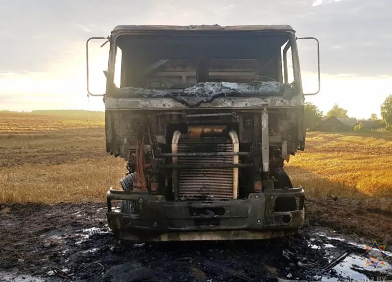 В Барановичском районе горел грузовик с зерном