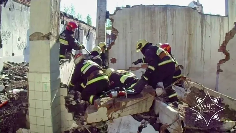 В заброшенном здании на 64-летнего мужчину рухнула железобетонная плита