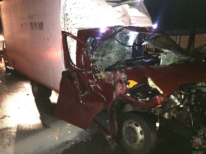 На М1 в Березовском районе «ГАЗель» врезалась в грузовик: ЗиЛ опрокинулся, водителя доставали спасатели