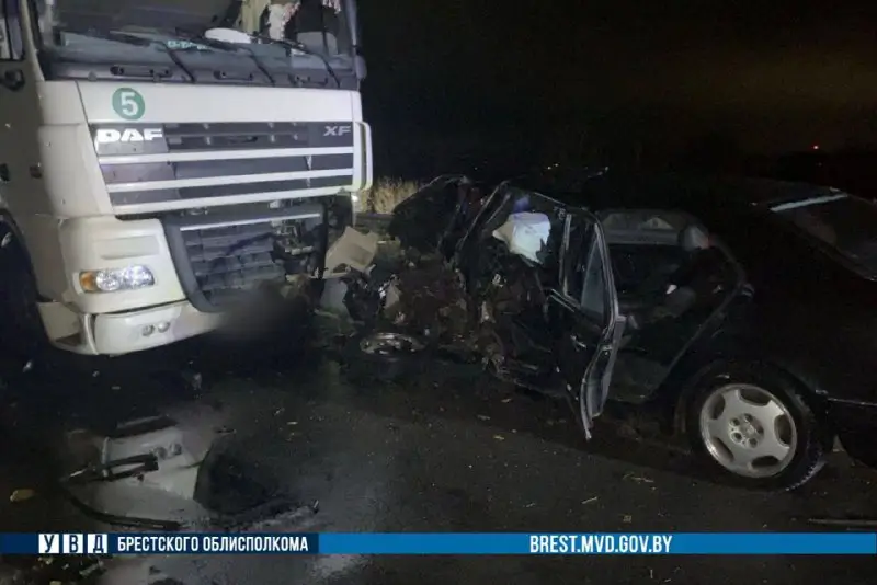 В Барановичах «Мерседес» на встречке врезался в «Форд» и грузовой ДАФ: водителя доставали спасатели