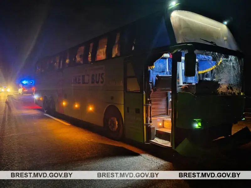 На М1 в Березовском районе под колесами автобуса погиб мужчина