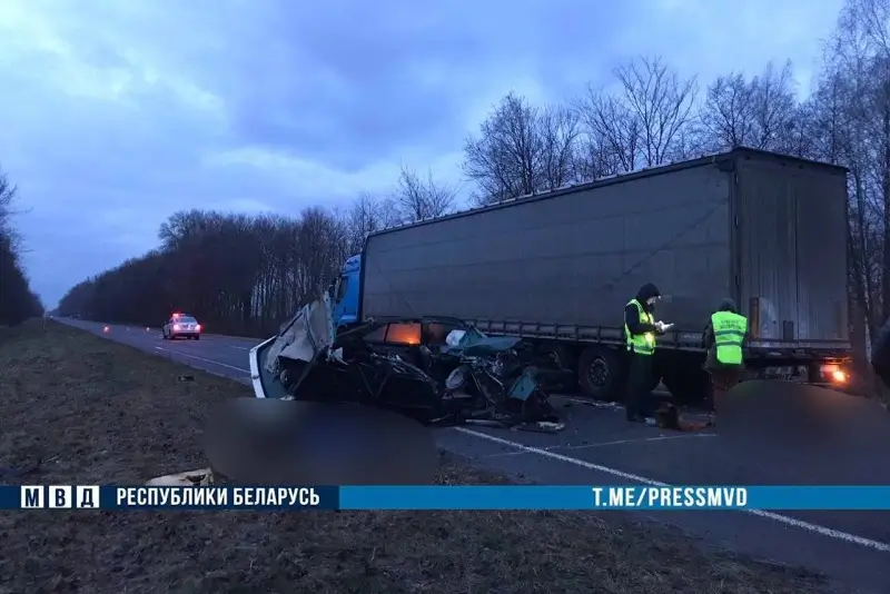 В Березовском районе легковушка сбила водителя грузовика и врезалась в прицеп: двое погибших