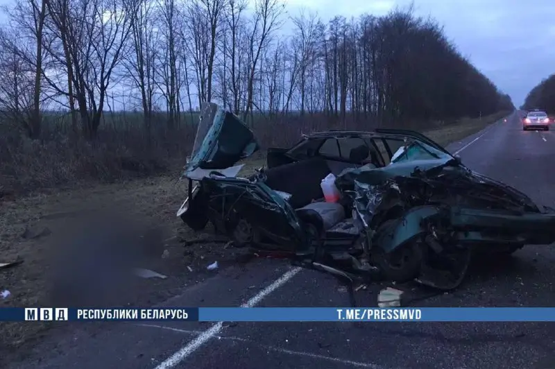 В Березовском районе легковушка сбила водителя грузовика и врезалась в прицеп: двое погибших