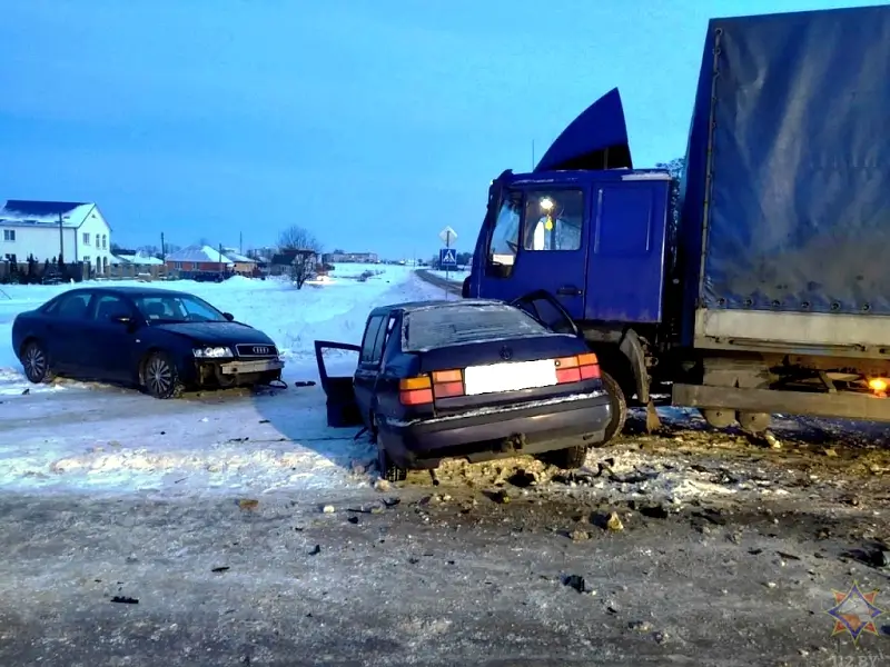 Две легковушки и грузовик столкнулись в Пружанах. Потребовалась помощь спасателей и медиков
