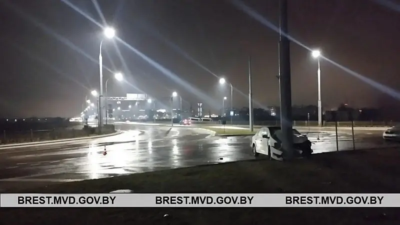 В Бресте на Варшавском шоссе «Фольксваген» врезался в столб: пассажирке потребовалась помощь медиков