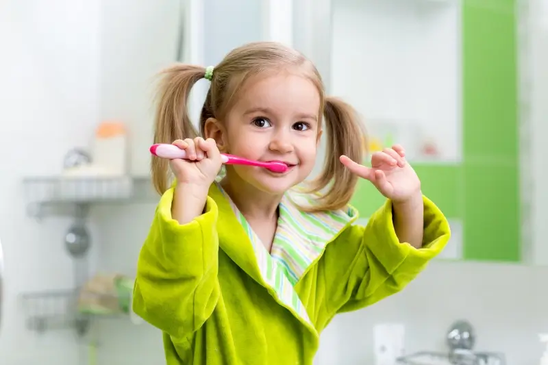 Когда начинать ухаживать за зубами ребенка и как это правильно делать?