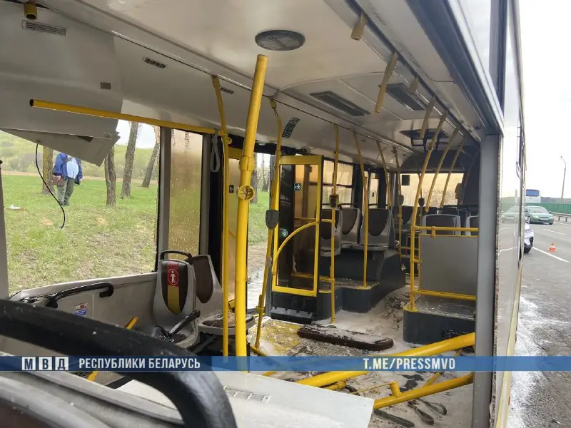 В Минске маршрутный автобус врезался в стоявший грузовик: в больницу доставили 14 человек