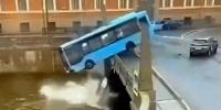 В Санкт-Петербурге автобус с пассажирами протаранил ограждение и упал в Мойку: несколько человек погибли