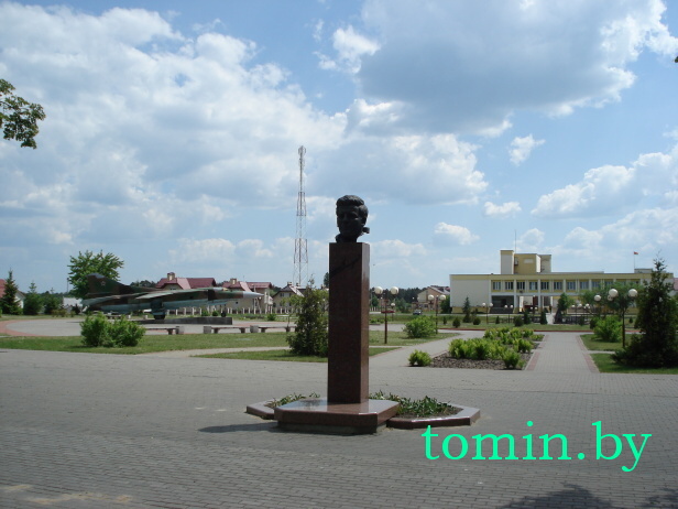 Бронзовый бюст Климуку в Томашовке - фото