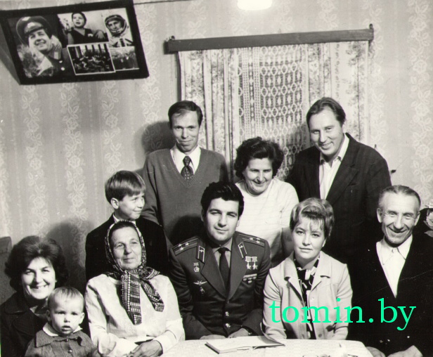 Петр Климук в окружении родных и друзей - фото