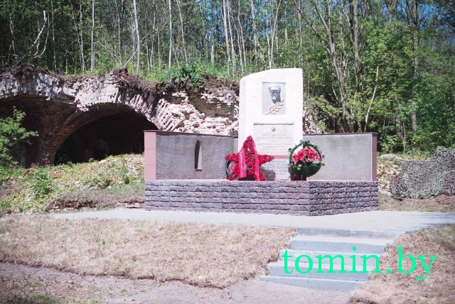 Остров Пограничный. Памятник пограничникам автороты 17-го Краснознаменного погранотряда, героически погибшим в июне 1941 года - фото