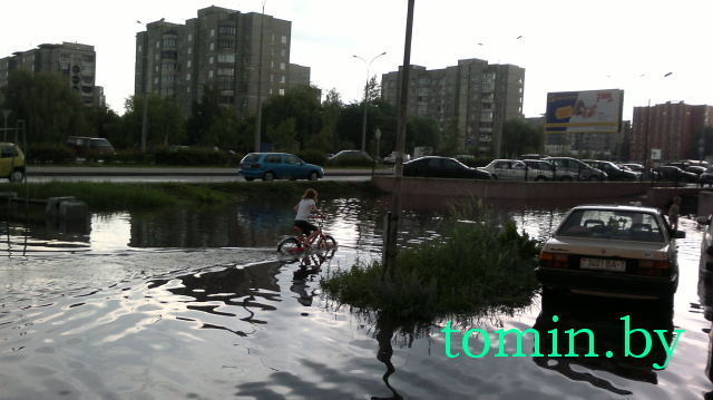 Потоп на улице Суворова в Бресте бьет рекорды. А коммунальникам некогда почистить ливневку? (фото) 