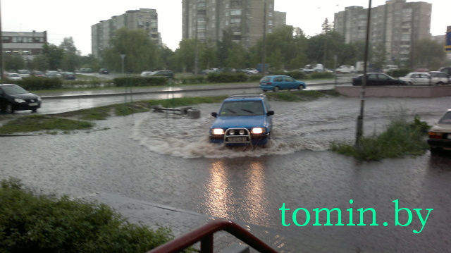 Потоп на улице Суворова в Бресте бьет рекорды. А коммунальникам некогда почистить ливневку? (фото) 