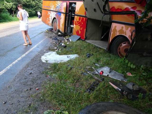 В лобовом столкновении автобусов в Украине погибли 8 человек. МЧС Беларуси открыло горячую линию - фото