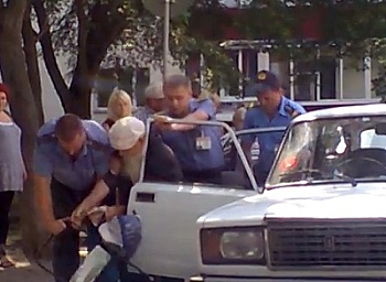УВД Брестского облисполкома обещает провести проверку действий пинской милиции во время задержания пенсионеров (фото)