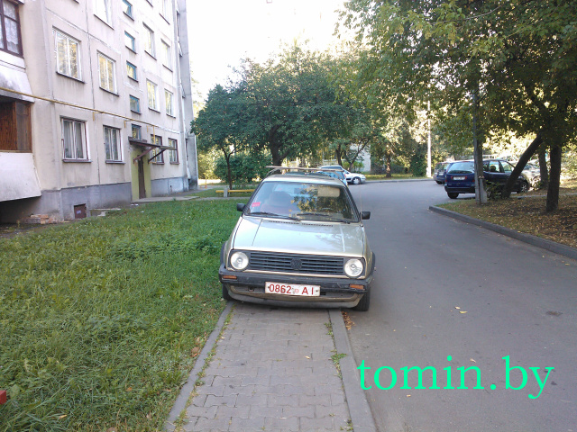 Парковка в три ряда, не считая тротуара, и другие фото пользователей TOMIN.BY