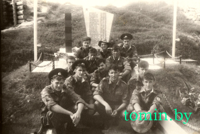 Олег Грипичук с друзьями у памятника погибшим в Афганистане сослуживцам - фото