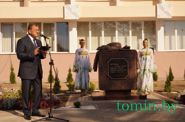 «Дожинки-2014»: в Пинске открыли памятник хлебу. Фото Тамары ТИБОРОВСКОЙ.
