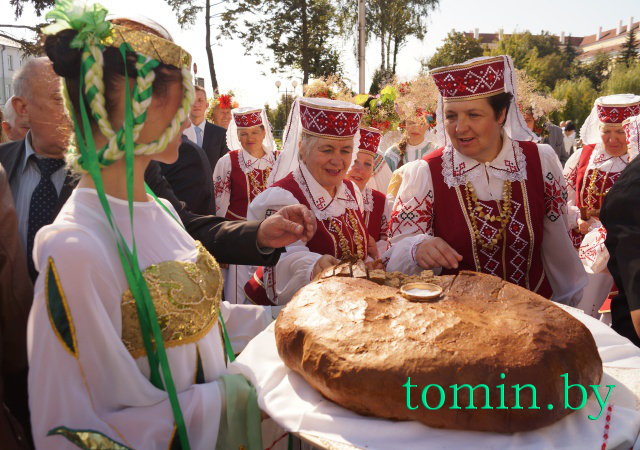 «Дожинки-2014»: в Пинске открыли памятник хлебу. Фото Тамары ТИБОРОВСКОЙ.