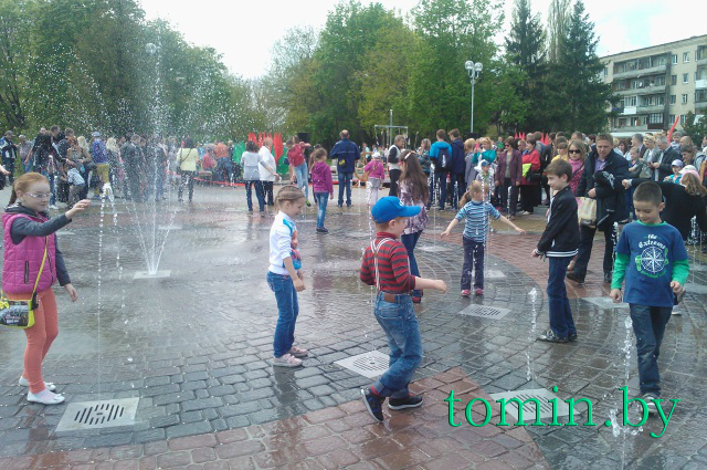 В Бресте открылся сезон фонтанов. Открытие фонтана на набережной Скорины - фото