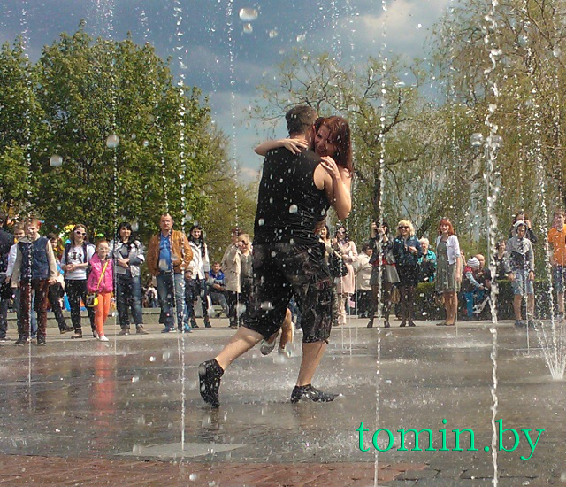В Бресте открылся сезон фонтанов. Открытие фонтана на набережной Скорины - фото