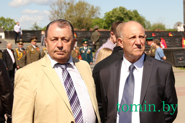  9 мая 2015 года,  Брестская крепость. Бывший губернатор Брестичны Владимир Заломай (слева) и зампред облисполкома  Николай Токарь - фото